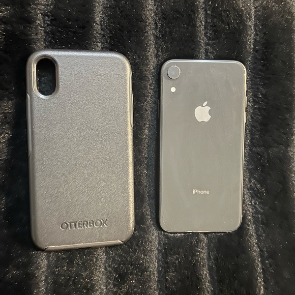 iPhone XR (plus case)- 128GB - Picture 3 of 3